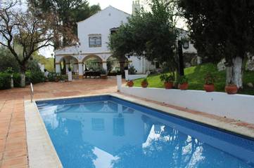 Casa rural para 22 personas, con balcón y jardín además de piscina y vistas en Olvera
