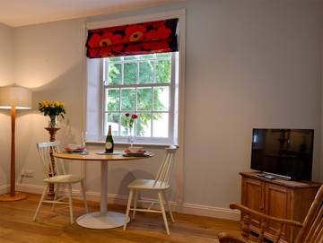 Log Cabin for 2 People in York, Yorkshire, Photo 3