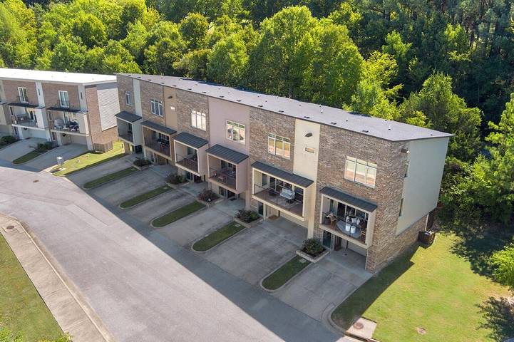 Vacation rental for 8 people, with balcony in Fayetteville