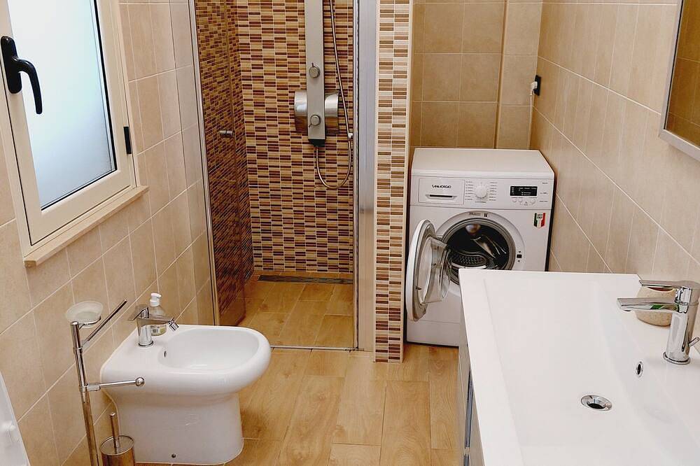 Entire apartment, Large apartment close to the sea, just a few minutes from the town center. in Reggio Calabria, Tyrrhenian Coast Kalabria