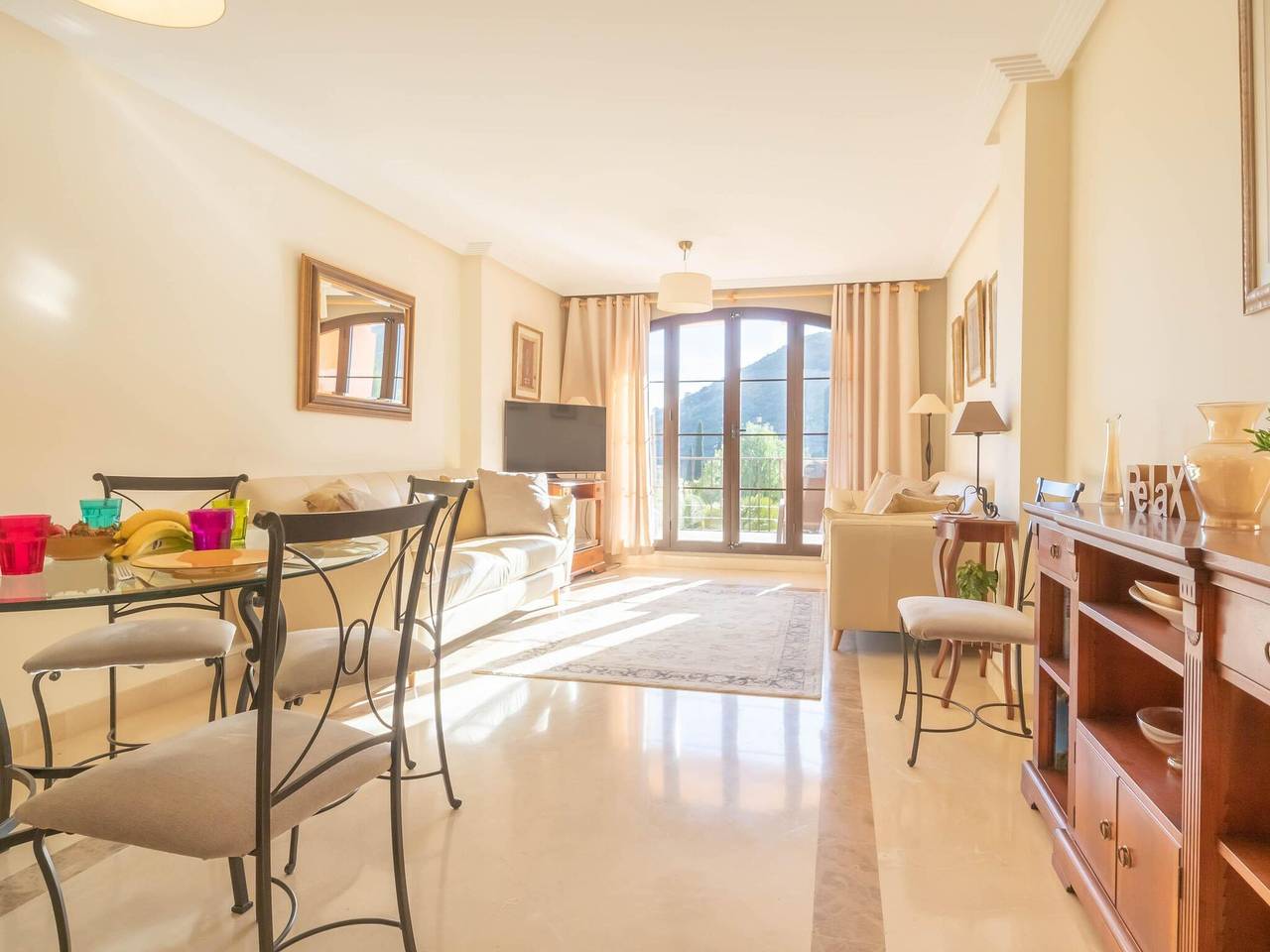 Ganze Wohnung, Premium-Wohnung in Benahavis mit Balkon in Los Arqueros Golf and Country Club, Benahavís