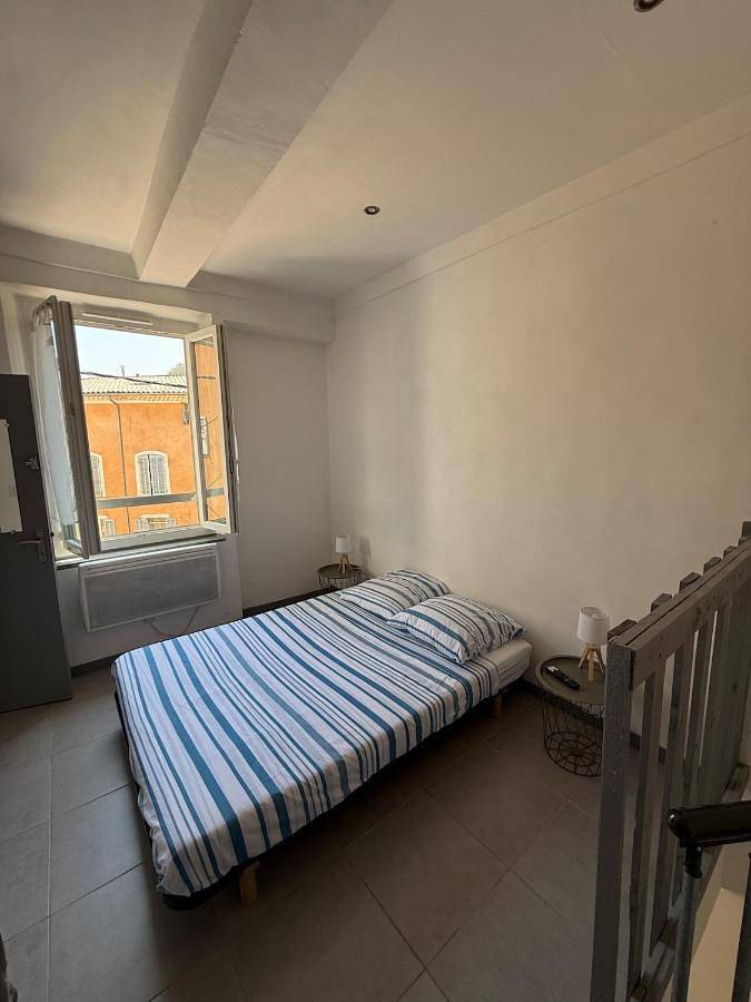 Appartement entier, One-Bedroom Apartment in Barjols, Région de Brignoles