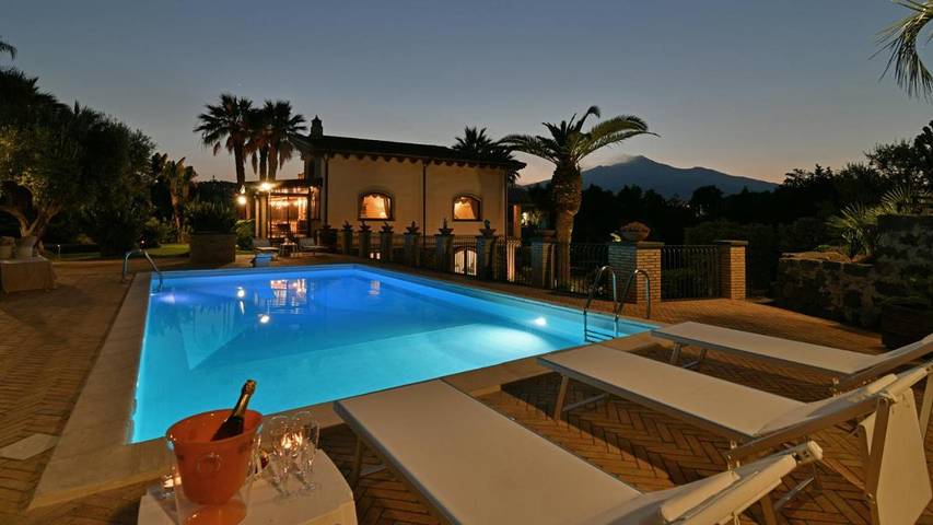Villa per 14 persone, con piscina e giardino nonché panorama a Acireale