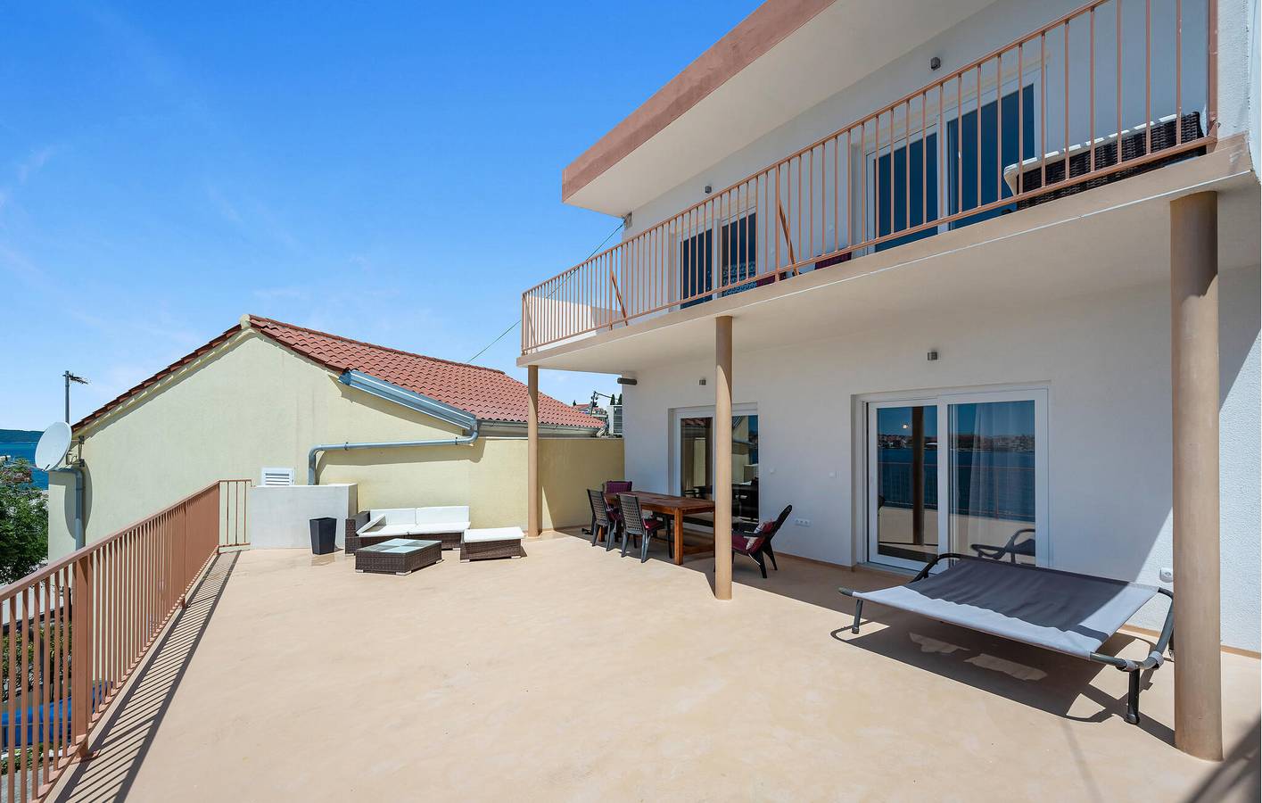 Ganze Ferienwohnung, Gemütliche Wohnung mit Terrasse, WLAN und Parkplatz, 1,5 km vom Strand entfernt in Brodarica, Šibenik-Knin