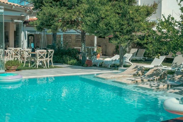 Hôtel pour 3 personnes, avec piscine ainsi que vue et jardin, animaux acceptés