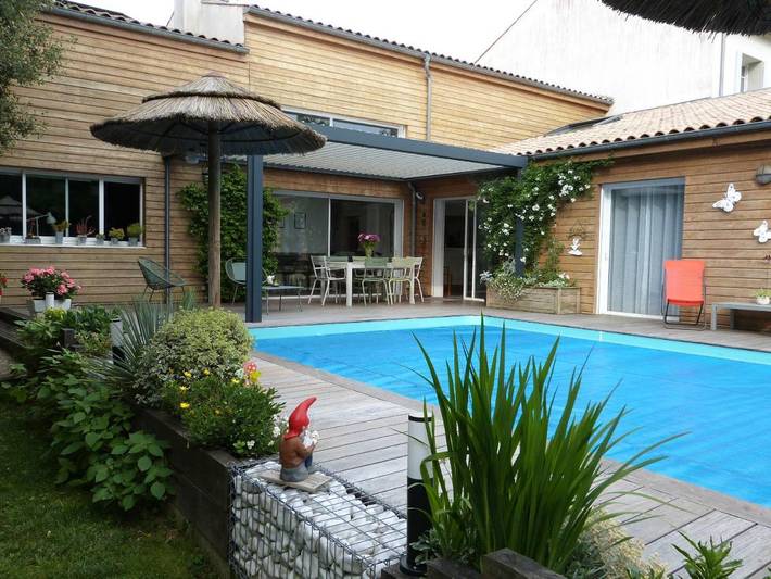 Chambre d’hôte pour 2 personnes, avec Terrasse et Jardin ainsi que Piscine et Vue à La Rochelle