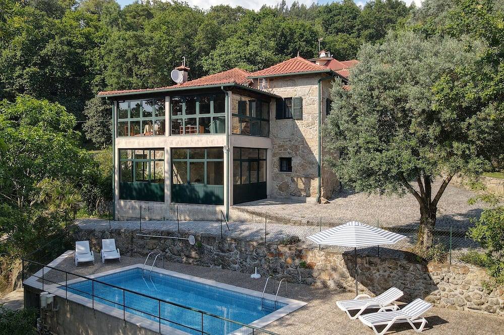 Maisons des Fleurs, villa com piscina no norte de Portugal in Sande, Vilarinho, Barros e Gomide, Distrito de Braga