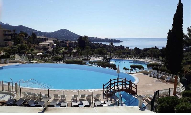 Gîte pour 6 personnes, avec jardin et piscine ainsi que bassin pour enfant et vue dans Golf De Cap Esterel