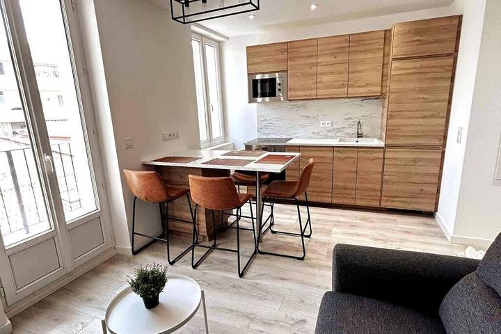 Gîte pour 6 personnes, avec balcon dans Gare De Saint Raphael Valescure