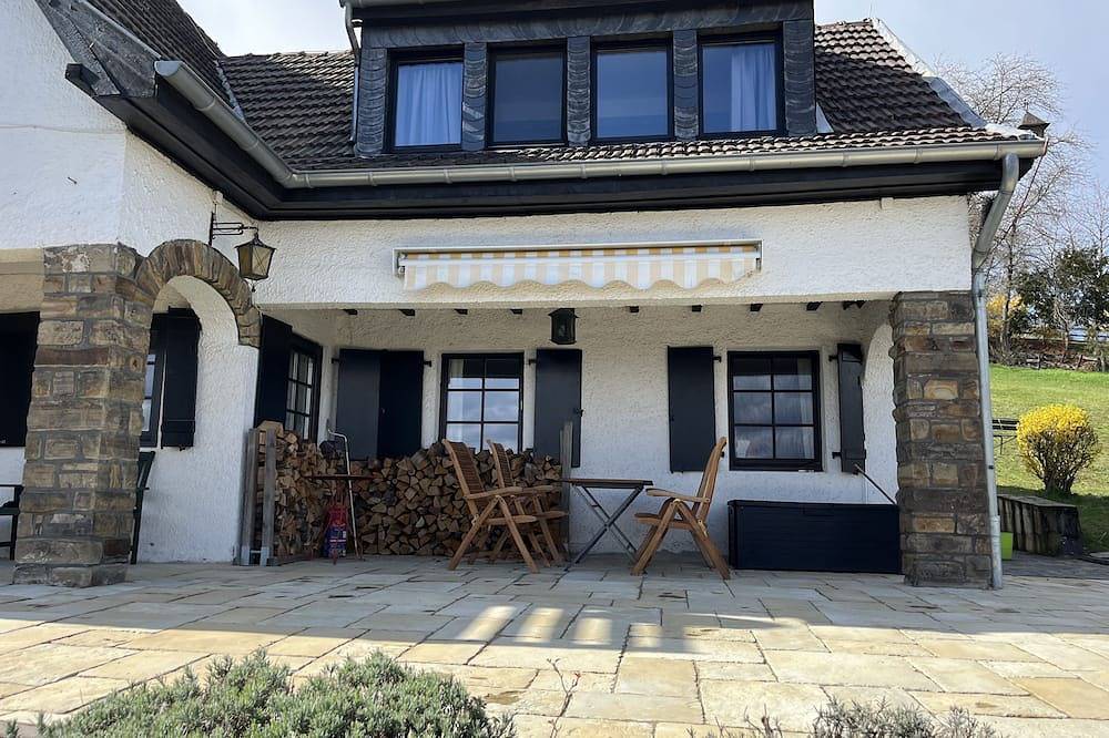 Ferienhaus Panoramablick Vulkaneifel: Sauna, Hottub, unter der Burg Olbrück in Niederdürenbach, Osteifel