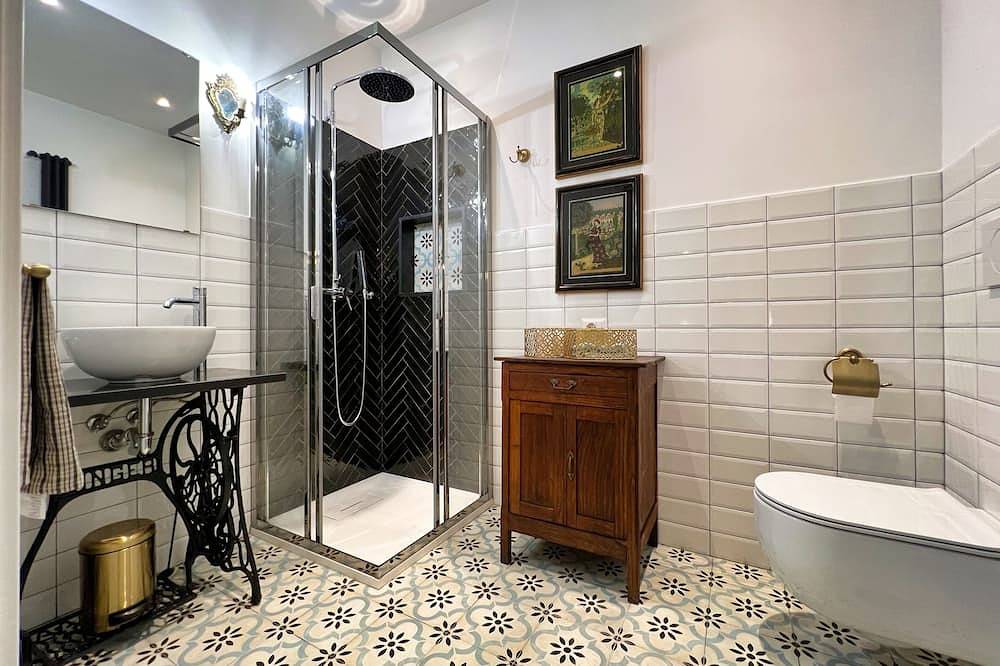 Ganze Wohnung, Charming one-bedroom apartment in the delightful Nemi with a view of the lake in Nemi, Parco Regionale dei Castelli Romani