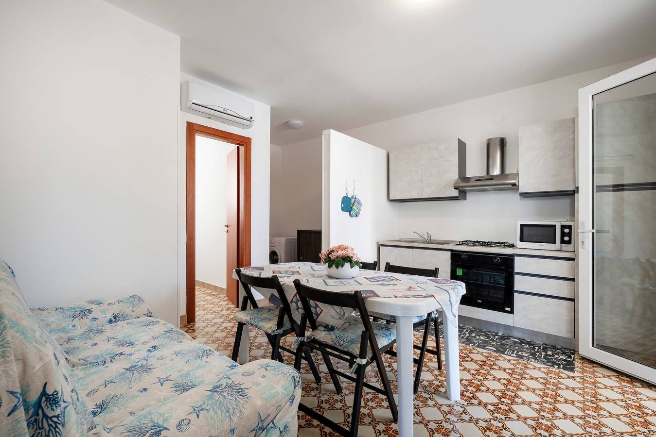 Appartamento intero, Appartamento 'Calce Bianca Apulia' con Balcone, Wi-Fi e Aria Condizionata in Capitolo, Monopoli