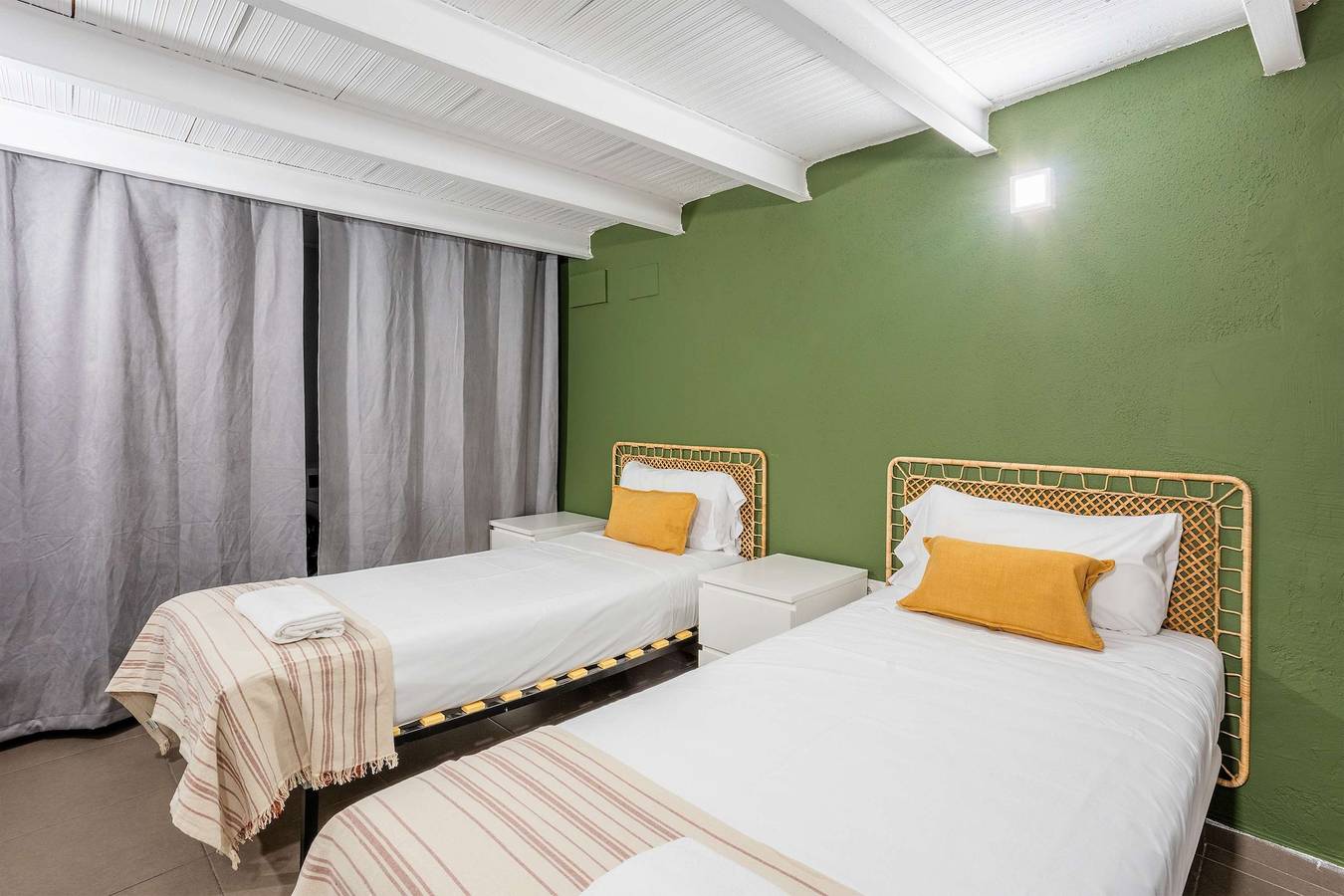 Modern and bright 4Bd triplex in Paralel! in Barcelona Centre, Barcelona