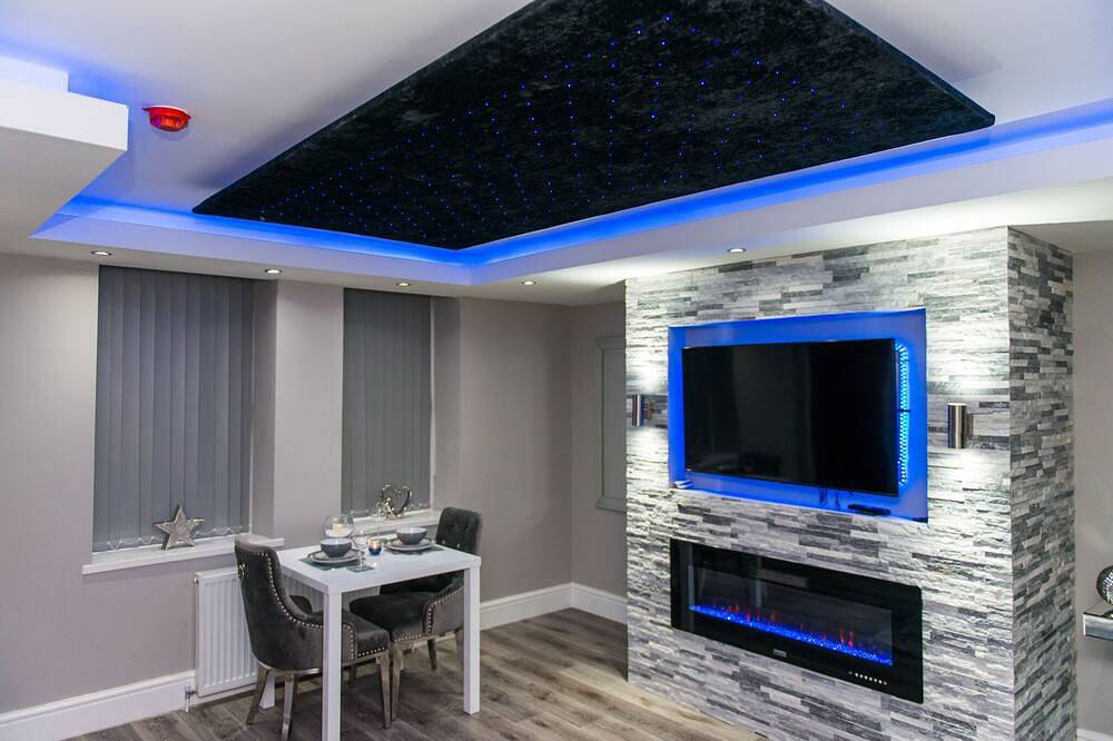 Entire apartment, Aphrodite Suites - The Sanctuary Hot Tub Spa Suite in Huddersfield, West Yorkshire