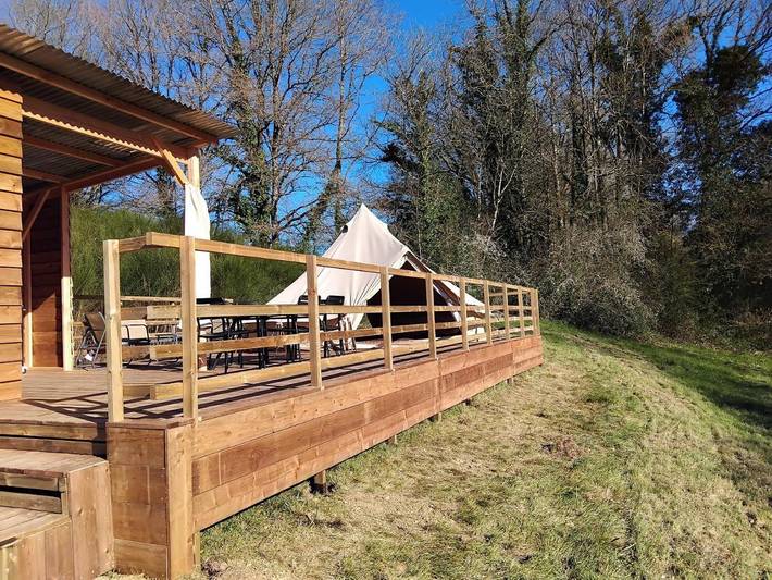 Gîte pour 4 personnes, avec Balcon et Terrasse ainsi que Jardin et Vue sur le lac à Savignac-Lédrier