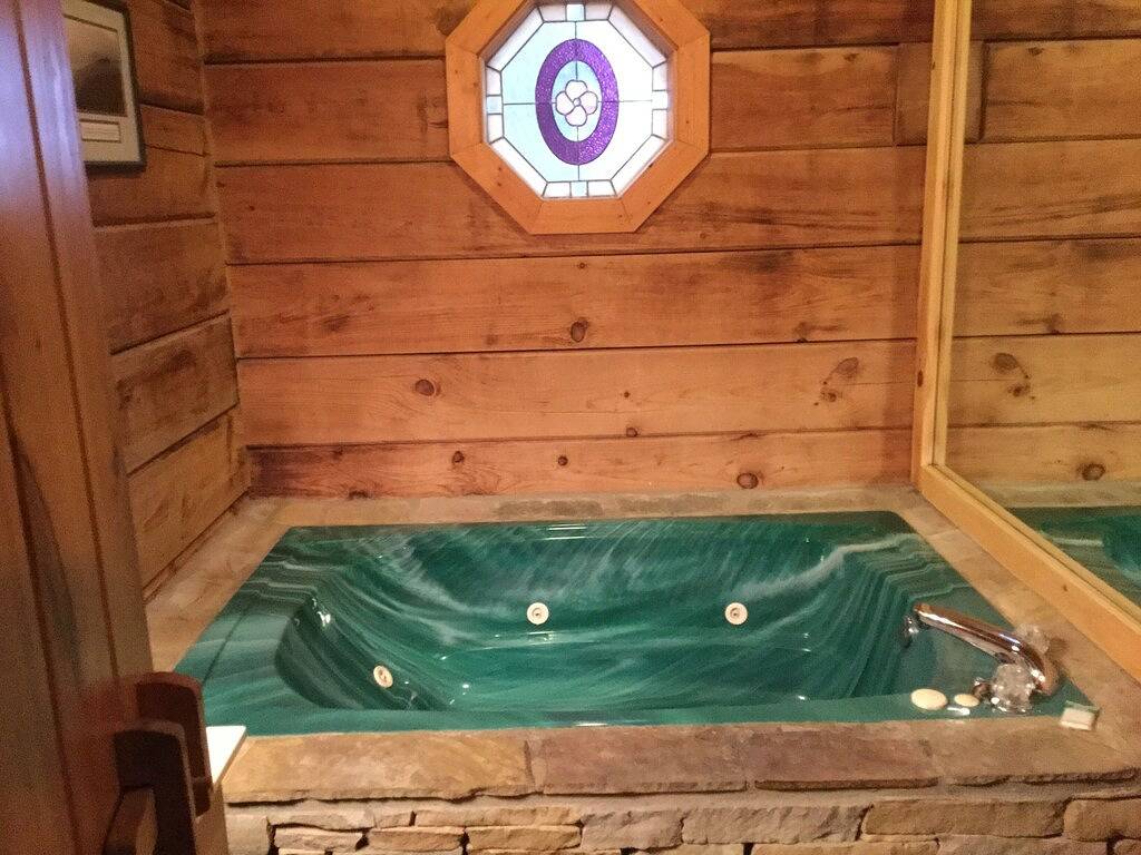 \"Bare Feet Cabin\" Ein gemütlicher romantischer Kurzurlaub Kostenloses Wlan / Whirlpool / Whirlpool / Kamin in Sevierville, Sevier County