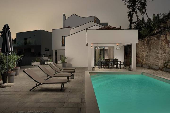 Ferienhaus für 8 Personen, mit Balkon und Terrasse sowie Garten und Pool in Divšići
