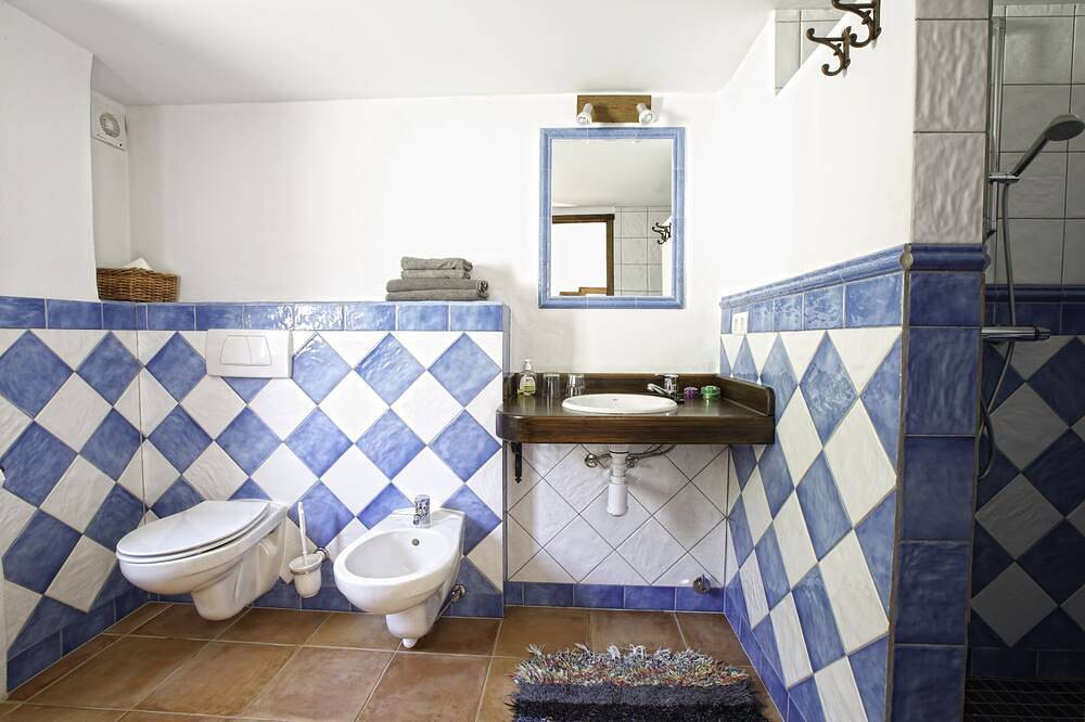 Habitaciones lujuosas con baño privados. Cocina, terazza y salon compartido. in Entorno de Sierra Nevada, Güejar Sierra