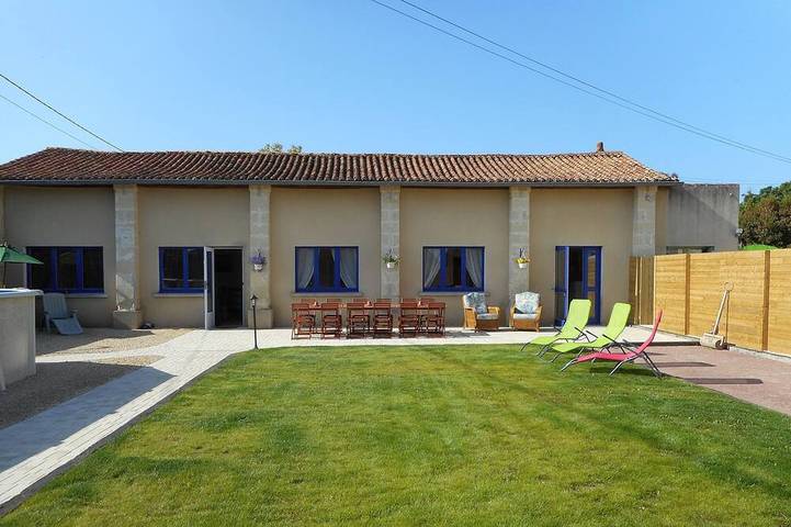 Location de vacances pour 14 personnes, avec jardin et terrasse à Argenton-l'Église