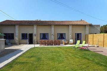 Gîte pour 14 personnes, avec jardin et terrasse à Argenton-l'Église