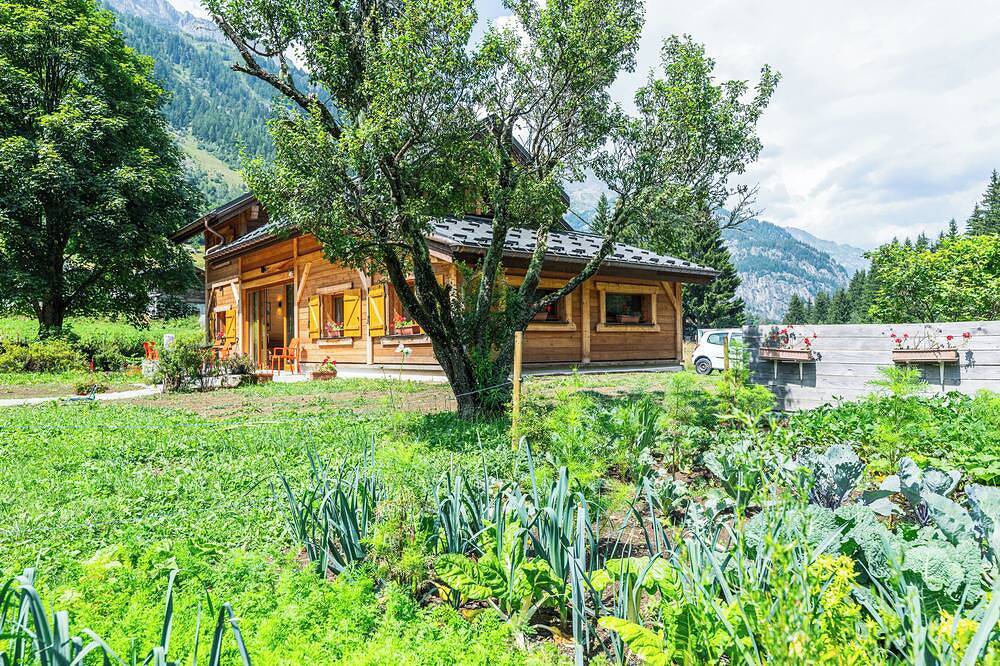New \"Chalet des Plans\" Mountain view! At the foot of the slopes, terrace, garden. in Vallorcine, Massif du Mont-Blanc