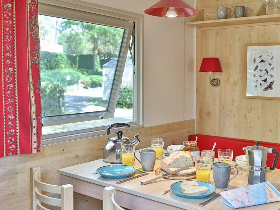 Camping Le Petit Rocher  - Hébergement 4 personnes - Roulotte 4 personnes (quartier piétonnier) in Le Rocher, Longeville-sur-Mer