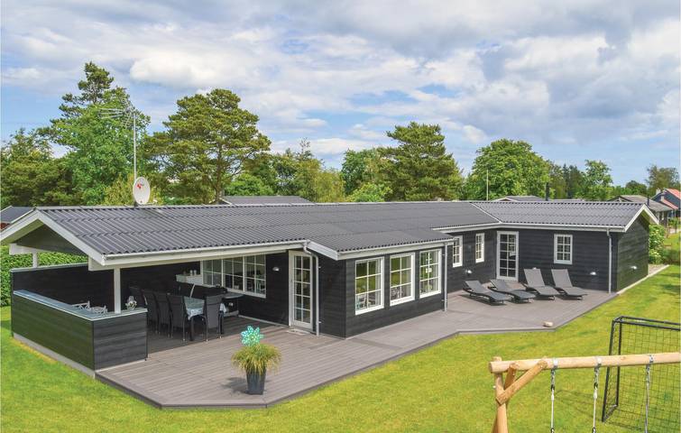 Ferieudlejning for 10 personer, med Terrasse og Jacuzzi samt Have i Øster Hurup