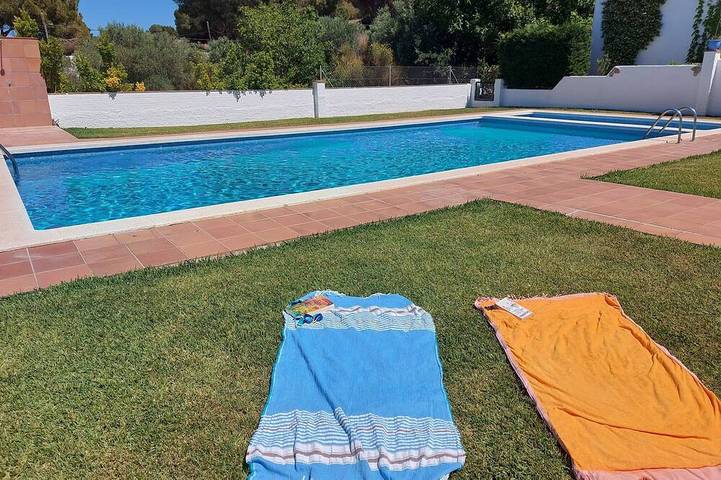 Ferienhaus für 6 Personen, mit Terrasse und Garten sowie Pool - 1