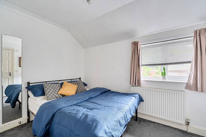 3 Bed - Sleeps 6 - Parking - Central Canterbury in Kent