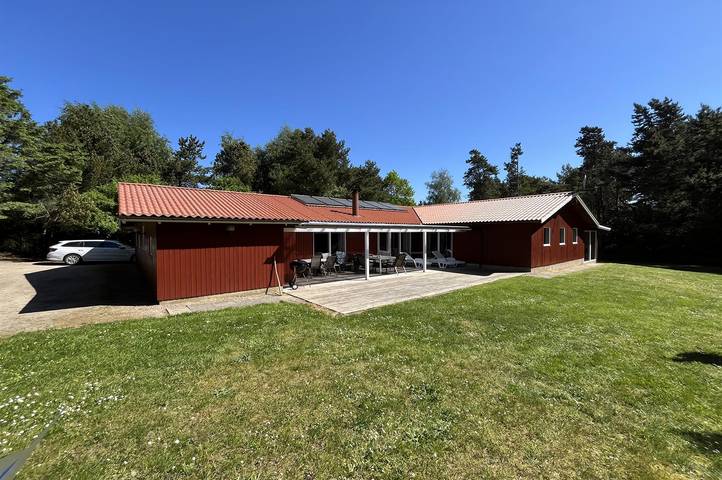 Ferieudlejning for 12 personer, med sauna og terrasse såvel som have og jacuzzi i Fårevejle