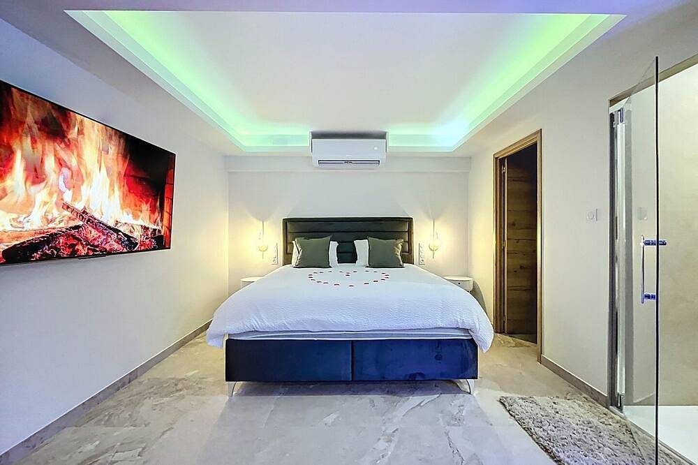 Entire apartment, Luxury Suite Romantic escape & absolute well-being King size bed Jacuzzi. in Montbéliard, Doubs