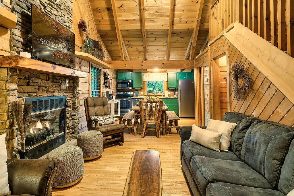 Secluded 4Br Cabin w/ Hot Tub & Games and Huge Decks!! in Sevierville, Sevier County