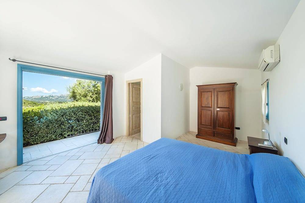 Herrliche Villa mit Pool (der mit nur einer anderen Wohnung geteilt wird) in Arzachena, Costa Smeralda