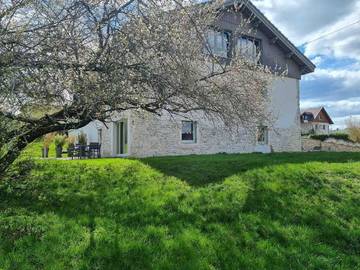 Gîte pour 6 personnes, avec vue ainsi que jardin et terrasse, animaux acceptés à Orchamps-Vennes