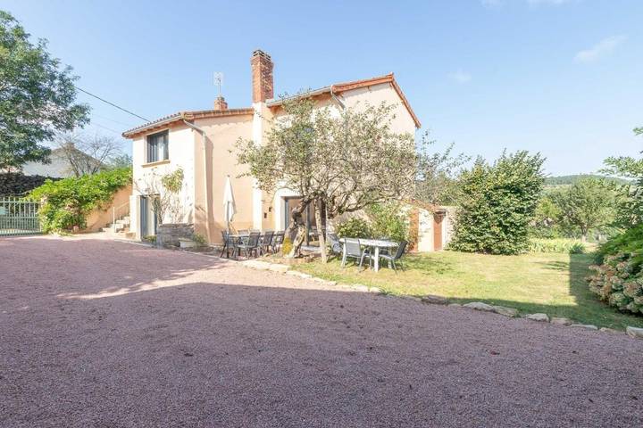 Location de vacances pour 12 personnes, avec jardin et terrasse dans Jalogny - 2