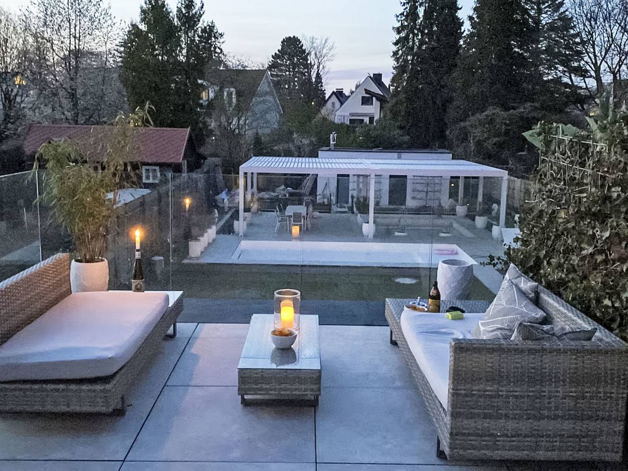 Hel lägenhet, Luxurious large Home, Pool , Garden , Koi Pond in München Sendling, München
