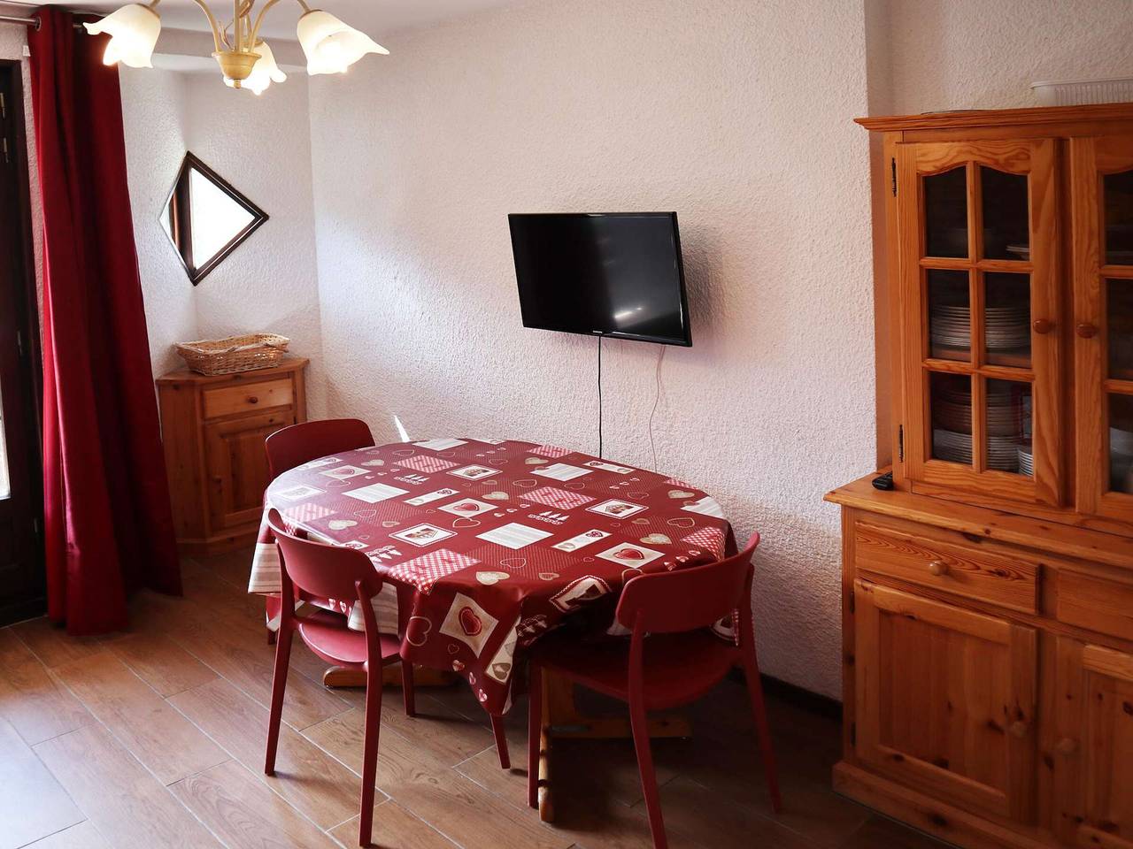 Entire apartment, Renovated apartment for 6, ski-in/ski-out in Les Orres, Écrins National Park