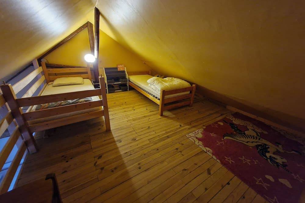 Large mountain village house with heated pool in Faucon-de-Barcelonnette, Barcelonnette und Umgebung