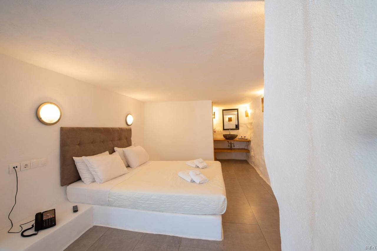 Standard double/ twin with private balcony in Kea