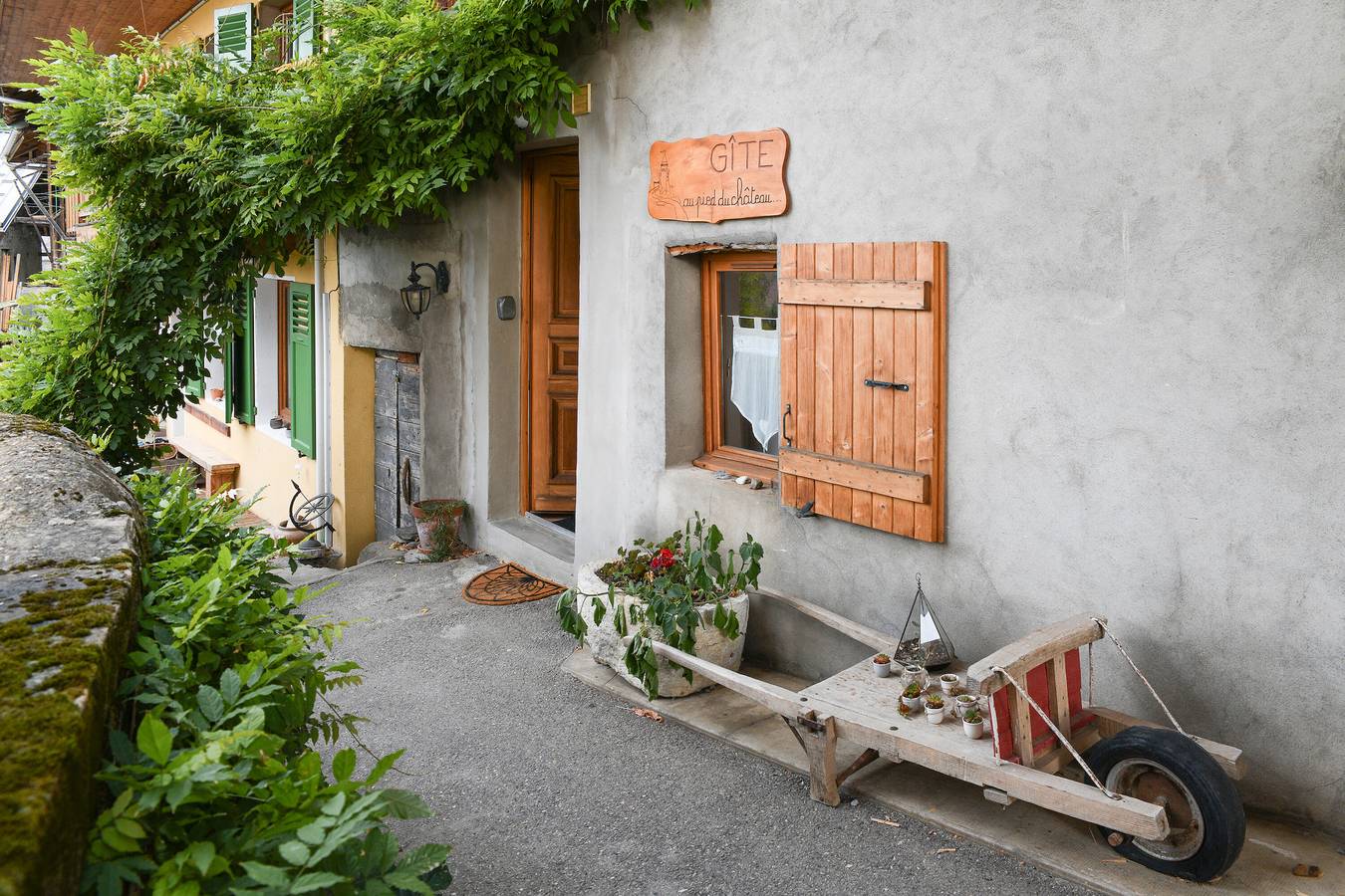 Au pied du château - parking wifi jardin - clg savoie in Saint-Pierre-d'Albigny, Région de Chambéry