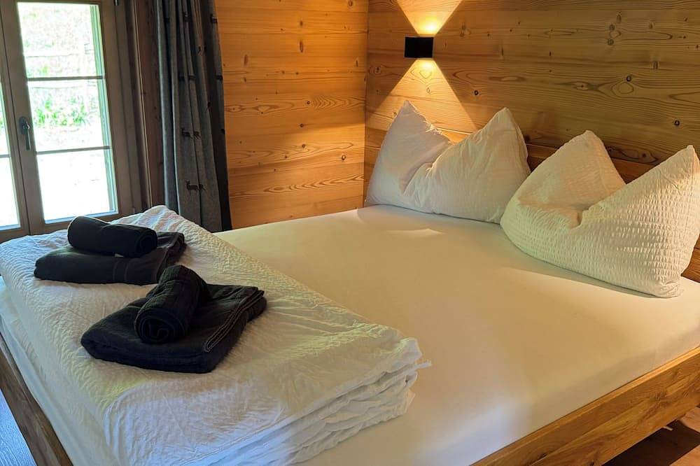 A Stunning Mountain Chalet with a Hot Tub and Alpine Views in Grindelwald in Schwendi b. Grindelwald, Grindelwald