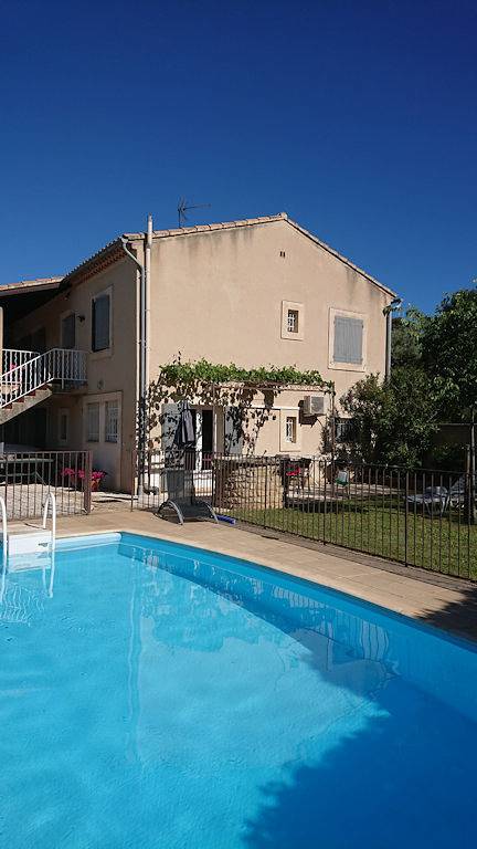 Gîte pour 4 personnes, avec terrasse ainsi que jardin et piscine