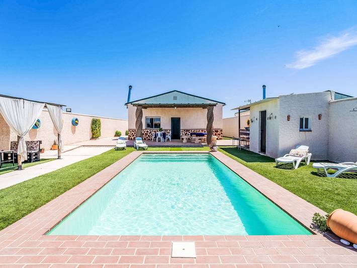 Location de vacances pour 8 personnes, avec Terrasse ainsi que Jardin et Piscine dans La Lantejuela