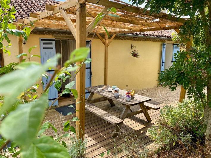 Location de vacances pour 4 personnes, avec piscine ainsi que vue et jardin à Saint-Jory-las-Bloux - 4