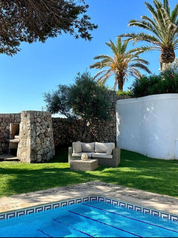 Location de vacances pour 6 personnes, avec piscine ainsi que vue et jardin à Es Castell - 3