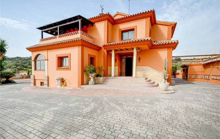 Ferienhaus für 13 Personen, mit Terrasse und Garten sowie Pool in Estepona