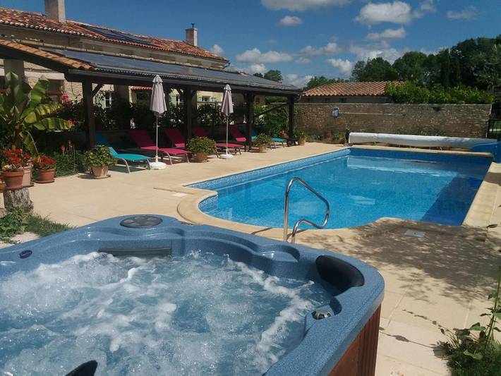 Location de vacances pour 4 personnes, avec jardin ainsi que vue et piscine à Nantillé - 2