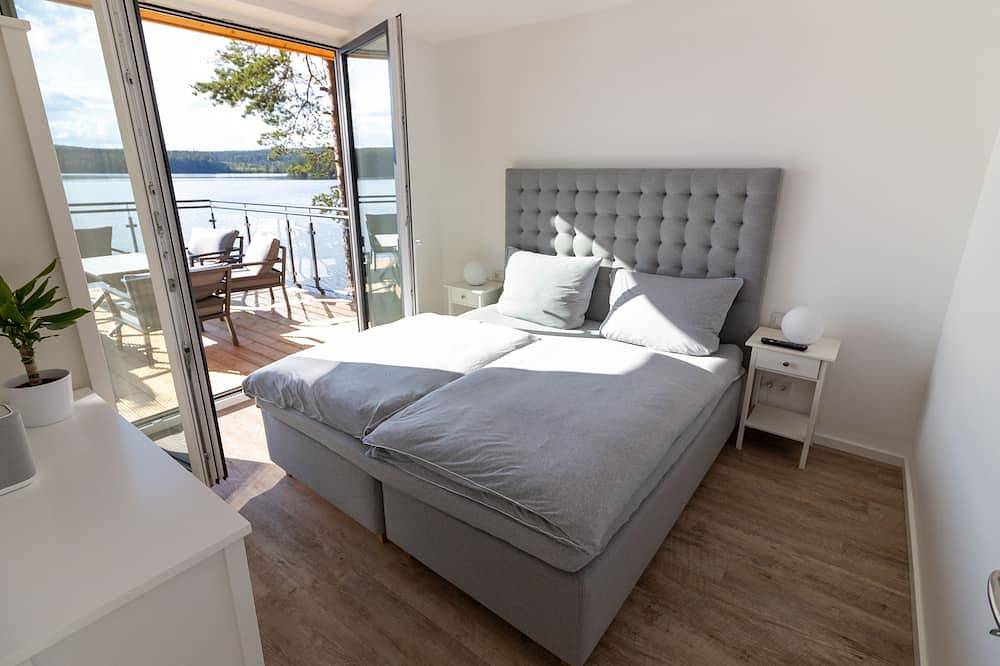 Exclusive and modern holiday home \"Lilla älg\" right on the lake 365 days a year! in Värmland