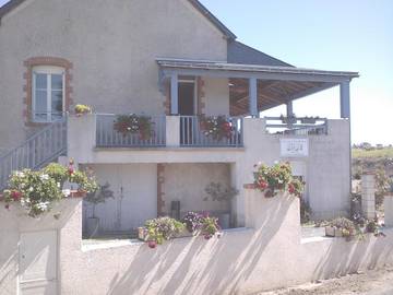 Gîte pour 10 personnes, avec vue ainsi que terrasse et piscine à Saint-Aubin-de-Luigné