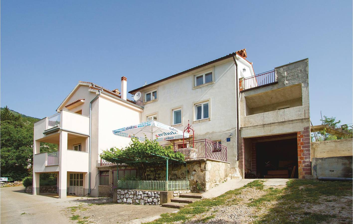 Ganze Ferienwohnung, Gemütliche 1-Zimmer-Wohnung mit Terrasse, WLAN und 1,5 km Entfernung zum Strand von Brsec in Moscenicka Draga, Primorje-Gorski Kotar